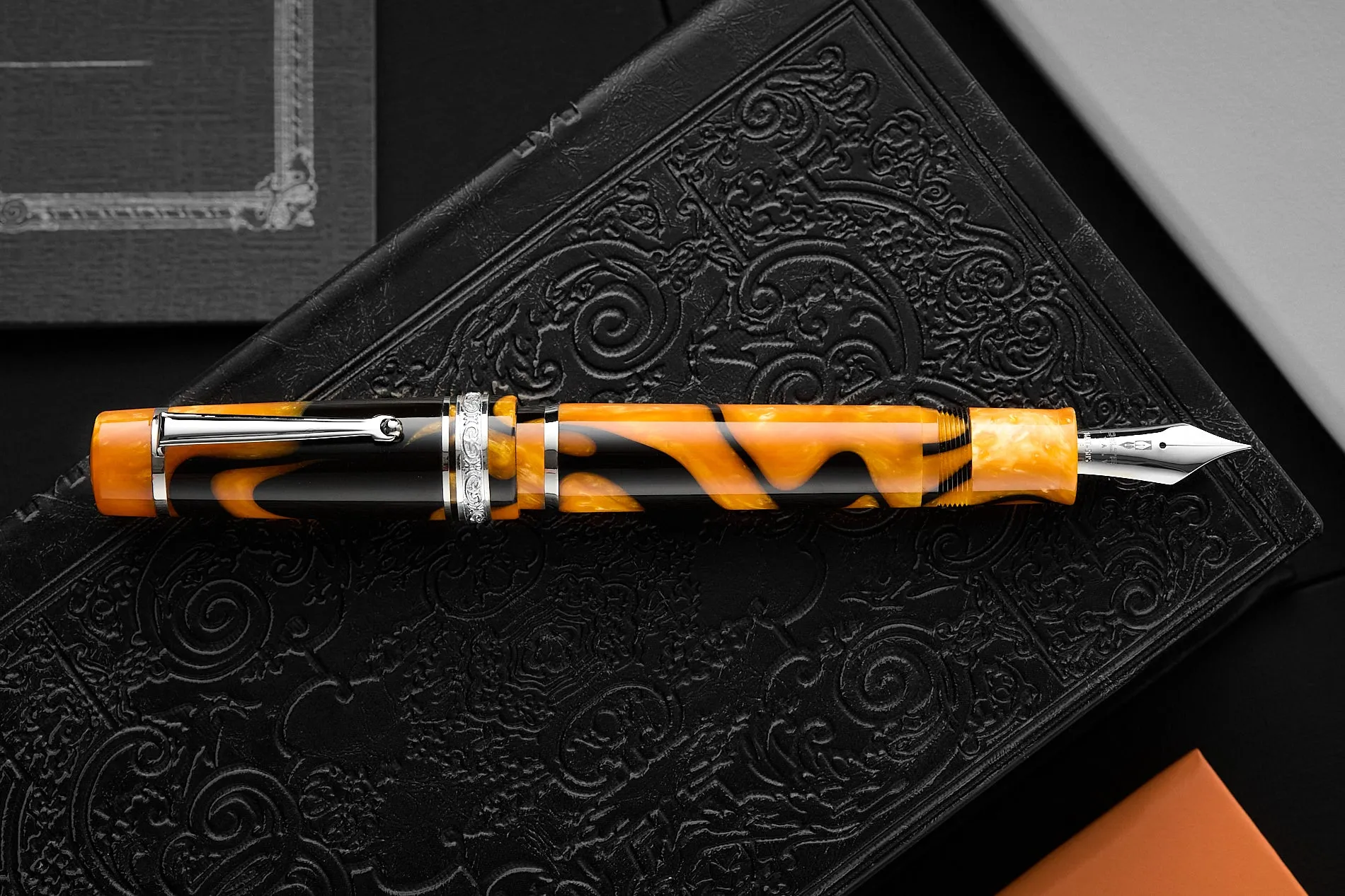 Delta DV Original Oversize Fountain Pen - Masterpiece